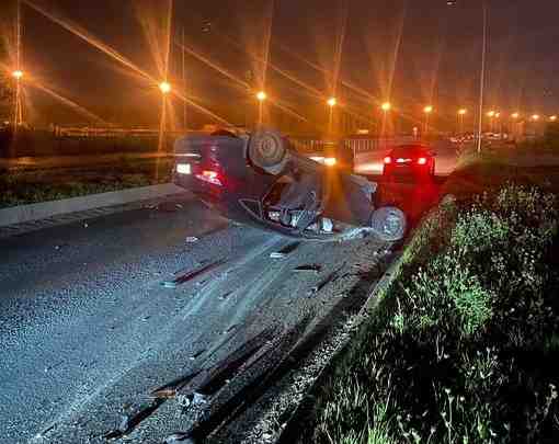 Сегодня ночью автомобиль Форд въехал в островок безопасности на мосту через Оккервиль на проспекте…