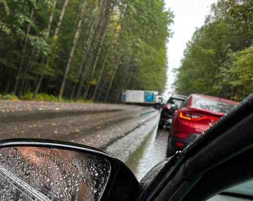 В 9 утра на дороге после съезда с Новоприозерского шоссе на Агалатово, грузовичок съехал…