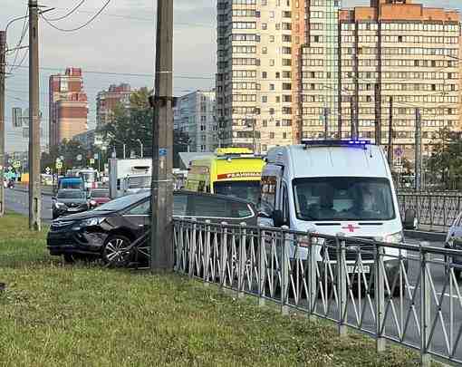 У проспекта Славы Опель оказался в столбе