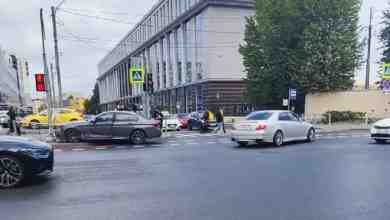 ДТП на перекрёстке Левашовского проспекта и Барочной улицы BMW в заборе, серебристая Toyota на…