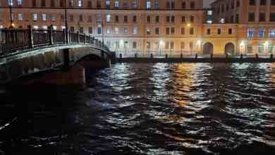 Сильный ветер нагнал воды в реки и каналы Петербурга. Уровень воды в Неве вечером…