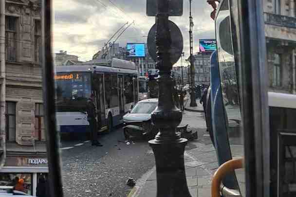 Автобус снёс легковушку, вылетающую с улицы Восстания. Троллейбусы в сторону Дворцовой встали