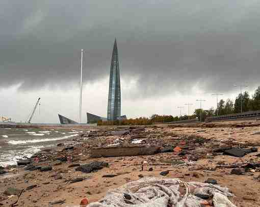 Пляж в Приморском районе размыло сильными волнами, наружу вылезло все то, что было под…