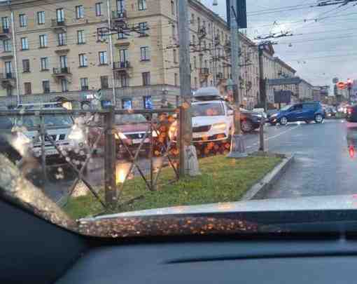 На Повороте на Кантемировский с Лесного произошла стыковка транспортных средств