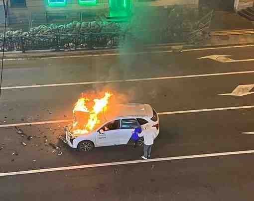 ЯндексДрайв сгорел на улице Марата от небольшого столкновения. Вспыхнул от удара в бампер сразу…