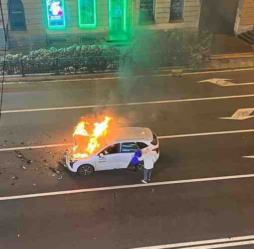 ЯндексДрайв сгорел на улице Марата от небольшого столкновения. Вспыхнул от удара в бампер сразу…