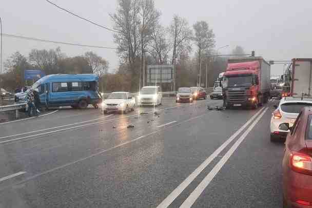 ДТП М-10 Ям-Ижора На Московском шоссе в сторону СПб, поворот на Красный Бор. Скорая…