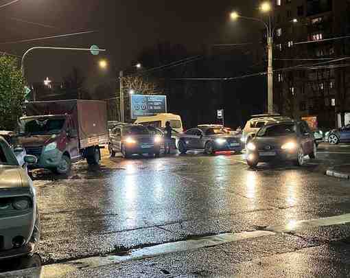Карман по адресу Ланское шоссе д24 в сторону Омской ул. практически перекрыт аварией шкоды…