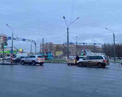 Такси и Матиз столкнулись на перекрёстке Белы Куна и Софийской