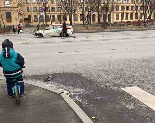 ДТП с каршерингом на Торжковской. Трамваи стоят