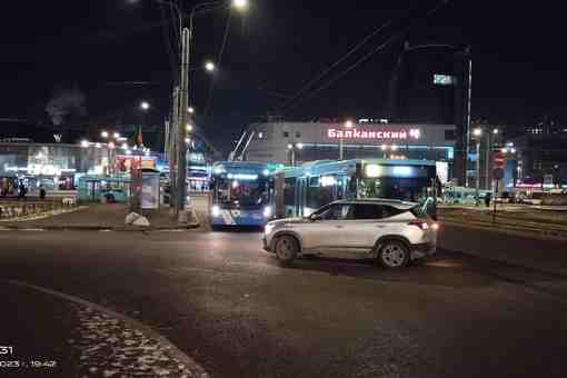 У станции метро Купчино произошло столкновение между автобусом и кроссовером