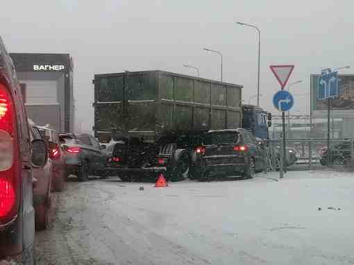 Выезд с парковки Ленты на Таллинское шоссе, пошёл не по плану