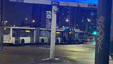 На Кронштадтской площади поцелуй автобуса с рогатым