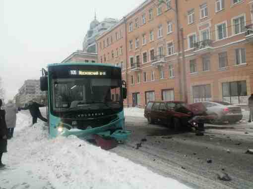 На Большеохтинском автобус столкнулся с легковым автомобилем Volvo 22-летний водитель автомобиля «Вольво» не справился…