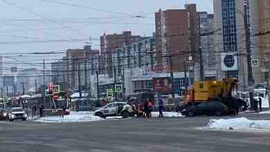 Трамваи встали на Коллонтай у м.Большевиков в обе стороны. Авария на путях. Актуально на