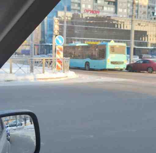 На Комендантской площади, у тк Орион, 182 автобус притер криво припаркованную хонду