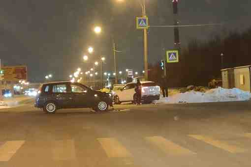 Авария на пересечении улиц Оптиков и Яхтенной