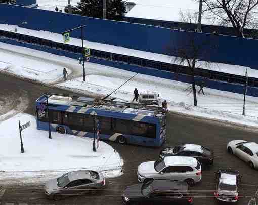 Заезд с проспекта Добролюбова на Биржевой мост перекрыт троллейбусом