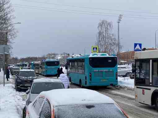 В Пушкине сковало основную улицу движения автобусов из за аварии на перекрёстке — встало…