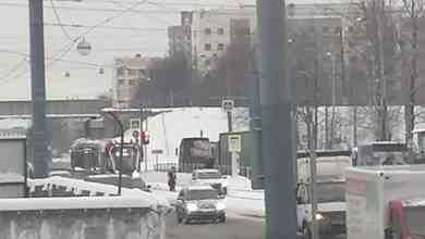 Ириновский 1, из центра: трамваи сейчас встанут — так как какой-то молодец, попытался стать…