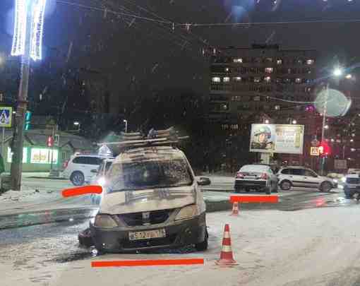 На перекрёстке Ветеранов и улицы Тамбасова. 3 участника, у чёрного сильно разбита морда. У…
