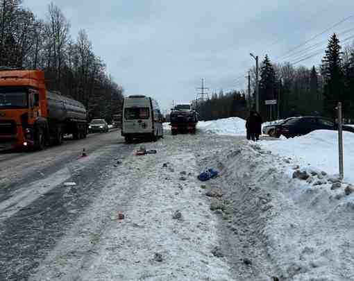 В 11:40 на 9 километре автодороги «Гатчина-Ополье» 34-летний водитель, , управляя эвакуатором «Исудзу» и…