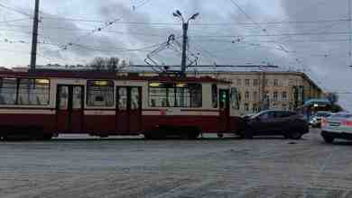 Лобовое с трамваем на перекрестке Старопетергофского проспекта и набережной Обводного канала