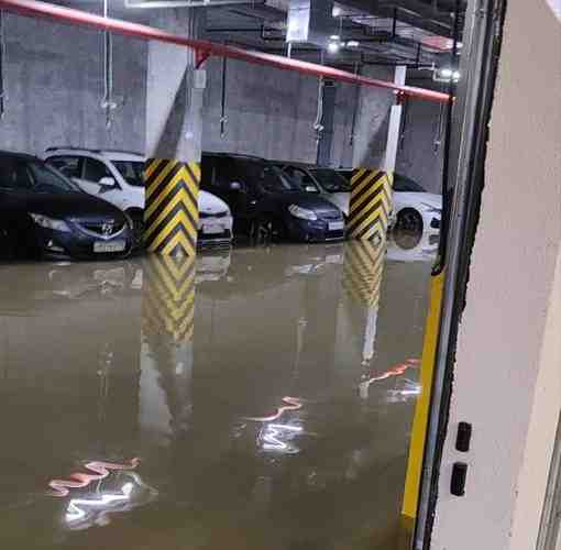 Затопило паркинг в ЖК Солнечный город в доме 5к1 на Генерала Кравченко. На место…