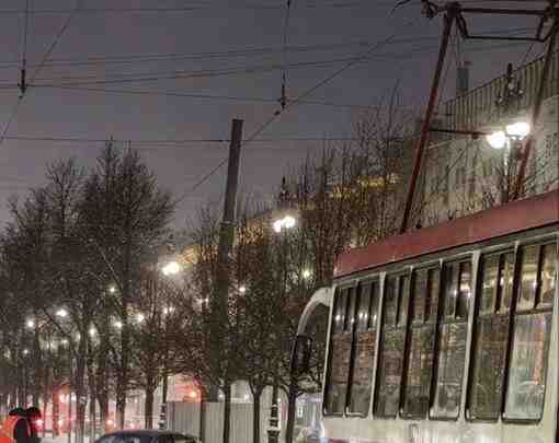 На Московском, у администрации, бмв выехал на трамвайные пути. Его занесло. Перекрыл трамвайное движение…