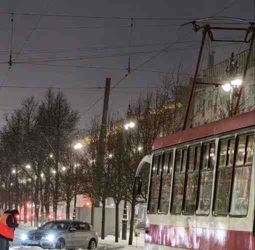 На Московском, у администрации, бмв выехал на трамвайные пути. Его занесло. Перекрыл трамвайное движение…