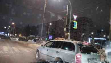 Не работает светофор, на перекрёстке Партизана Германа и проспекта Ветеранов. Работает регулировщик