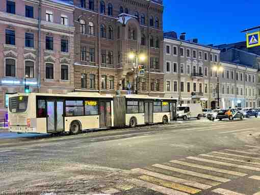 На пересечении Невского и Перекупного переулка, попали в ДТП каршер с автобусом