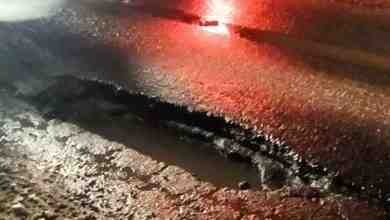 Огромная яма, на Муринской дороге 24, напротив Юлмарта. 4 машины уже пробили колёса, погнули…