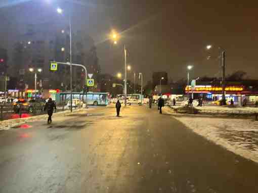 Не работает светофор на пересечение Лени Голикова и Ветеранов