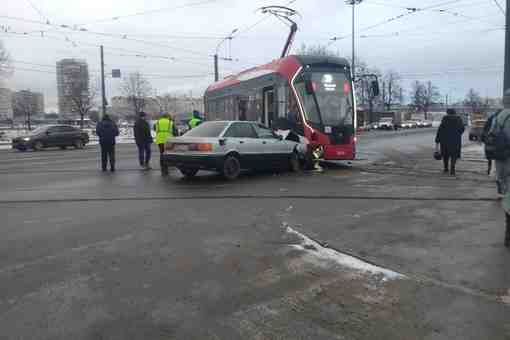На проспекте Обуховской обороны Ауди врезался в трамвай, поворачивающий налево у Администрации района