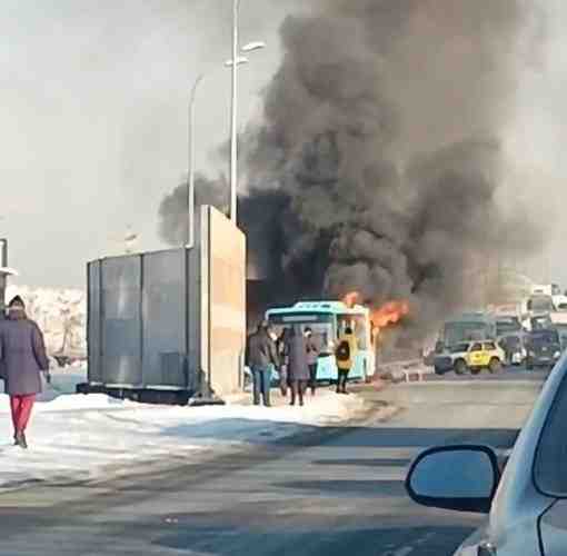 На Колпинском шоссе горит автобус