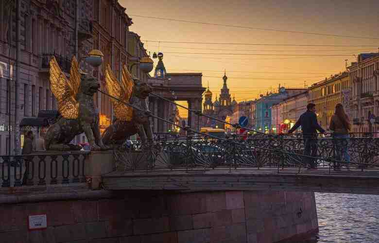 Надо знать: почему и когда в Петербурге появились подвесные мосты https://m.vk.com/@piterxm-nado-znat-pochemu-i-kogda-v-peterburge-poyavilis-podvesnye-m Article