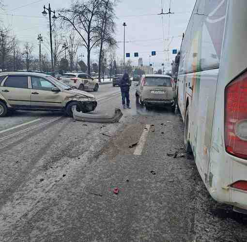 Авария на Московском проспекте 189, с междугородним автобусом, в сторону выезда из города