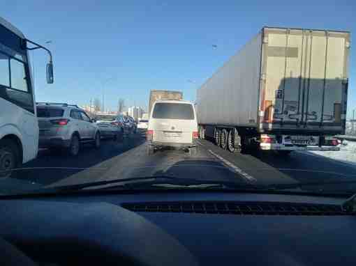 Московское шоссе на перекрёстке с Ленсоветовской дорогой заблокировано аварией с участием трех фур и…
