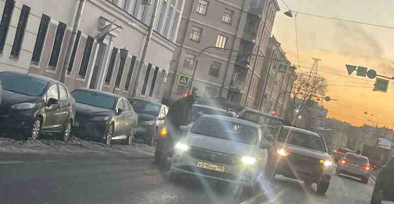 Поло и Соренто перекрыли ряд на Киевской улице в сторону Московского проспекта, объезд по…