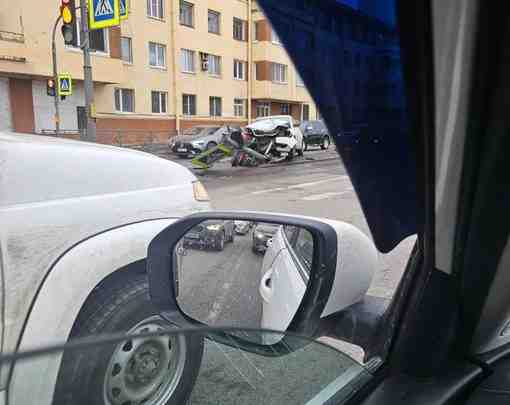 На Обводном 121, перед Московским проспектом таксист сломал светофор и Шкоду