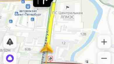 Перед поворотом направо с набережной Реки Волковки на Днепропетровскую, одну полосу не поделили Ниссан…