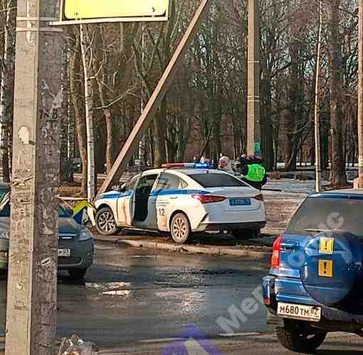 На улице Тамбасова патрульная машина ДПС сбила дорожный знак и напугала девушку. «Нарушая все…