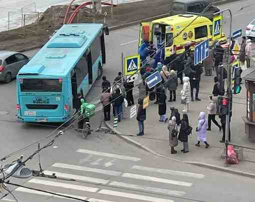 Авария на пересечении Торжковской ул. и наб. Чёрной речки. Водитель автобуса наехал на пешехода….