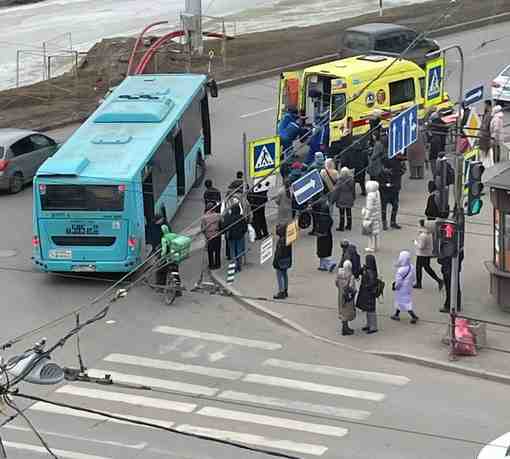 Авария на пересечении Торжковской ул. и наб. Чёрной речки. Водитель автобуса наехал на пешехода….