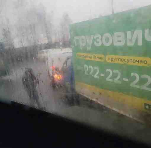 Двое «счастливчиков» мокнут под дождём на выезде с Курьерского проезда на Московское шоссе