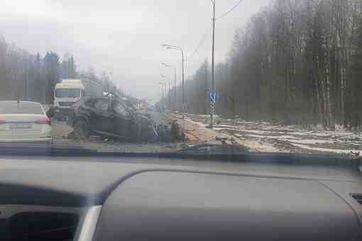 В деревне Старое Поддубье, Гатчинского района на Киевском шоссе произошло столкновение фуры «Вольво», под…