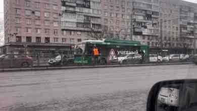 На проспекте Славы перед Будапешсткой в левом ряду учебный автобус прижал Шкоду