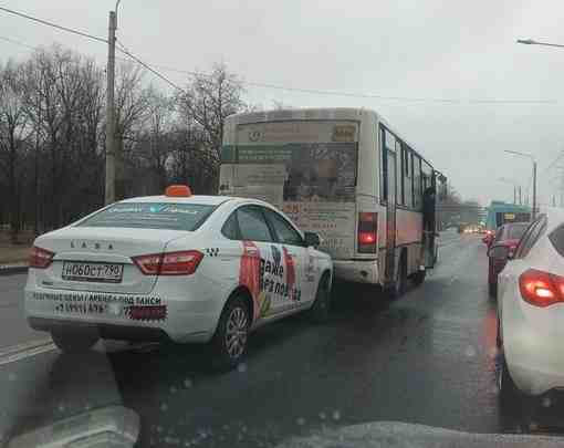 Два дтп подряд на Петергофском перед Трибуца