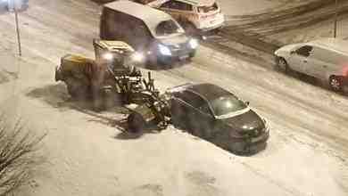 На улице стойкости 38 снегоуборщик соскользнул с тратуара и задел припаркованную машину. ГБДД на…